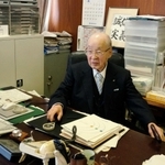 ８９歳の時の古野清賢氏。古野電気本社に毎日顔を出していた＝２０１５年４月、西宮市芦原町