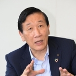 取材に応じるアクサ生命保険の安渕聖司社長＝神戸市中央区東川崎町１（撮影・大田将之）