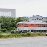駐車場にとまる鉄道車両＝小野市北丘町、カコテクノス小野工場