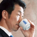 利き猪口（ちょこ）を傾けながら、会社や業界の今後に思索を巡らせる日本盛の森本太郎社長＝西宮市用海町（撮影・小林良多）