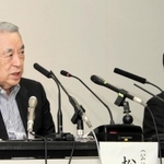 会合の終了後、記者会見で説明する関西経済連合会の松本正義会長（左）と山谷佳之関西エアポート社長＝15日午後、大阪市北区