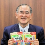 蒸し豆の発売当初の苦労などを語るマルヤナギ小倉屋の柳本勇治社長＝神戸市東灘区御影塚町４