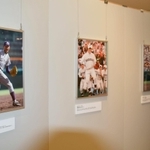 花巻東高時代の大谷翔平選手（左）ら、名選手の写真が展示されている＝神戸市中央区小野柄通８、神戸阪急