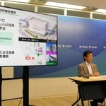 神戸医療産業都市に建設するバイオものづくりの研究開発拠点について説明する日揮ホールディングスの水口能宏執行役員ＣＴＯ（右）と、共同研究するバッカス・バイオイノベーションの近藤昭彦社長＝神戸市役所
