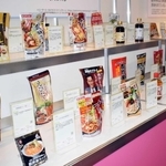 ラーメンや鍋などの料理店との「コラボ鍋つゆ」が並ぶ会場＝神戸市中央区港島中町６