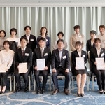 本年度の奨学金対象に選ばれた学生と、生命保険協会兵庫県協会の役員ら＝神戸市中央区