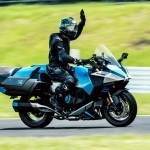 鈴鹿サーキットを走行する水素バイク＝三重県鈴鹿市稲生町、鈴鹿サーキット（カワサキモータース提供）