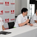 水素バイクの公開後に質問に応じる（右から）川崎重工業水素プロジェクト本部本部長の山本滋氏、カワサキモータース水素プロジェクト担当兼川重執行役員の松田義基氏、カワサキモータース先行開発部長の市聡顕氏＝三重県鈴鹿市稲生町、鈴鹿サーキット