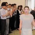 社員に拍手で迎えられる女子ゴルフの古江彩佳選手＝神戸市中央区栄町通４、和田興産