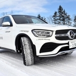 雪道を走ると、スタッドレスタイヤのようにゴムが軟らかくなりグリップ力が上がる＝北海道旭川市内