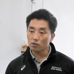 ランニングシューズ「ニンバスミライ」について解説するアシックスの開発担当者＝神戸市西区高塚台６