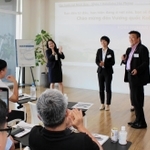 ベトナム人経営者らを前に自社の取り組みなどを語る日本テクノロジーソリューションの岡田耕治社長（右端）＝神戸市中央区港島南町７