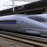 「のぞみ」として最後の運行となった新幹線５００系。通過待ちの３００系「ひかり」（右）を追い抜く＝２０１０年２月２８日、ＪＲ西明石駅