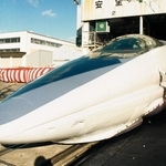 新型の新幹線車両として公開されたデビュー前の５００系＝１９９５年１２月２７日、神戸市兵庫区の川崎重工業兵庫工場