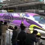 「新世紀エヴァンゲリオン」をデザインに取り入れた新幹線５００系「５００　ＴＹＰＥ　ＥＶＡ」＝２０１８年、ＪＲ新神戸駅