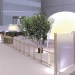 大阪ヒルトンプラザで企画した伝統文化イベント会場のパース。外露地から中門、内露地を経て球状の茶室に入るという伝統的構成を展開した（設計：小代薫建築事務所）