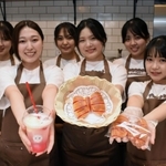 週１回のカフェ営業に挑戦する神戸女子大の学生たち＝神戸市須磨区須磨浦通５