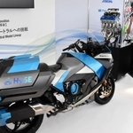 鈴鹿サーキットで展示された水素エンジンバイク。後部の両側に水素ボンベが設置されている＝三重県鈴鹿市稲生町