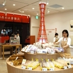 神戸ポートタワーを模したオブジェが目を引く「兵庫県おみあげ発掘屋」＝大阪市北区梅田３、ＫＩＴＴＥ大阪