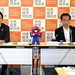 会見する関西経済同友会代表幹事の宮部義幸氏（左）と永井靖二氏＝大阪市北区中之島６