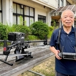 ドローン操縦士養成学校のグラウンドでコントローラーを手にするＴ＆Ｔの前田稔朗会長＝兵庫県佐用町豊福