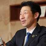 思い入れの深い商品を手に、市場拡大への決意を語る日本盛の森本太郎社長＝西宮市用海町（撮影・小林良多）