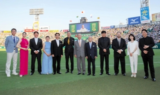 甲子園球場にゆかりのある各界の著名人がそろった１００周年記念式典＝１日午後、西宮市甲子園町（阪神タイガース提供）