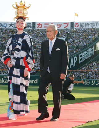 １００周年を迎えた甲子園球場の記念式典に登場した阪神ＯＢの吉田義男さん＝１日、兵庫県西宮市（代表撮影）