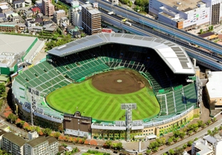 現在の甲子園球場のアルプス席は屋根がなく、日差しが降り注ぐ＝２０２０年８月、西宮市甲子園町