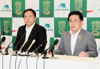 甲子園球場の銀傘拡張計画を発表する阪神電気鉄道の谷本修取締役（右）と日本高野連の宝馨会長＝２日午前、西宮市甲子園町