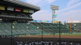 アルプススタンド（右奥）まで銀傘が拡張される阪神甲子園球場＝西宮市（撮影・笠原次郎）
