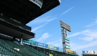 アルプススタンド（奥）まで銀傘が拡張される阪神甲子園球場＝西宮市（撮影・笠原次郎）