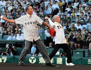 甲子園球場の１００周年記念式典後、並んで始球式に臨む（左から）堀内恒夫さんと吉田義男さん＝１日、西宮市甲子園町（阪神タイガース提供）