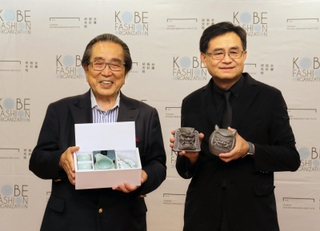 神戸ファッション協会が淡路瓦の置物、台湾デザイン研究院が青磁の茶器を互いに贈り合った＝神戸市中央区港島中町６