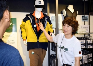 好日山荘センタープラザ神戸本店の加藤雅子店長。業績の好不調を店頭の第一線で体感してきた＝神戸市中央区三宮町１