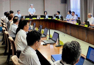 会議冒頭にあいさつする服部洋平副知事（写真奥）＝兵庫県庁