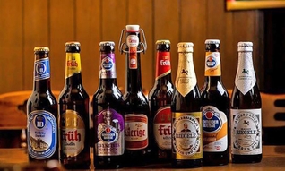 ビアガーデンで豊富にそろえるドイツビールのイメージ（神戸阪急提供）