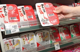 南海トラフ地震臨時情報の発表を受け、スーパーで買い求める人が増えたパックご飯＝神戸市内（撮影・笠原次郎）