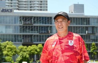 本社ビルを背に自社の将来像などを語るアシックスの廣田康人会長＝神戸市中央区港島中町７（撮影・大田将之）