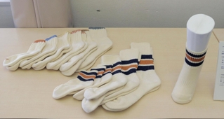 千代田繊維工業の新商品、性別を問わず家族単位でプレゼントできるギフト特化の「ユニバーサルソックス」＝大阪市北区、梅田スカイビル