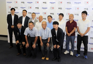 独自品質規格の新地域ブランド「Ｈｙｏｇｏ　Ｑｕａｌｉｔｙ」を発表した兵庫県靴下工業組合の組合員ら＝大阪市北区、梅田スカイビル