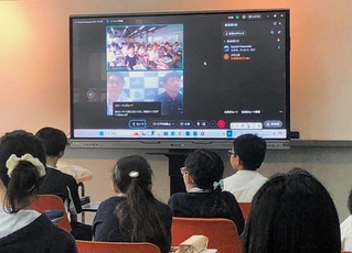 ＪＡたじまの職員が香港の児童に行ったオンライン授業＝７月９日、香港日本人学校香港校（同ＪＡ提供）