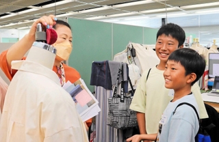 ワールドの「こども参観日」に参加し、親の職場で仕事内容などを聞く子どもたち＝神戸市中央区港島中町６