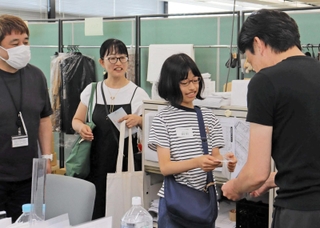 親に見守られる中、ワールドの社員らと名刺を交換する子ども＝神戸市中央区港島中町６