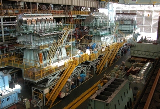 川崎重工業神戸工場で生産される船舶用ディーゼルエンジン＝２００８年、神戸市中央区東川崎町