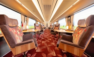 新観光列車「はなあかり」のグリーン車の１人用席（ＪＲ西日本提供）