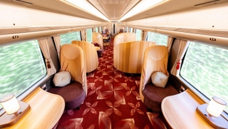 新観光列車「はなあかり」３号車のグリーン車（ＪＲ西日本提供）