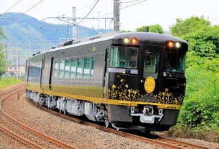 新観光列車「はなあかり」。「檳榔子染（びんろうじぞめ）」と呼ばれる黒褐色を基調としている（ＪＲ西日本提供）