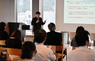 オープニングセミナーでは、人材研究所の曽和利光氏が採用市場の現状を解説した＝神戸市中央区加納町４
