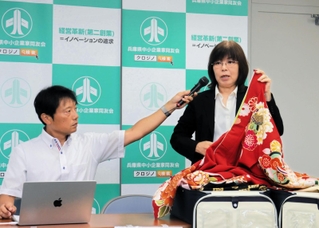 車椅子専用の振り袖を開発した「いせや写真館」の西田晃三代表取締役（左）ら＝神戸市中央区御幸通６